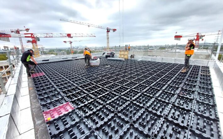 Les sous-bacs de rétention-stockage du système OASIS, assemblés en toiture – Crédits photo : Le Prieuré