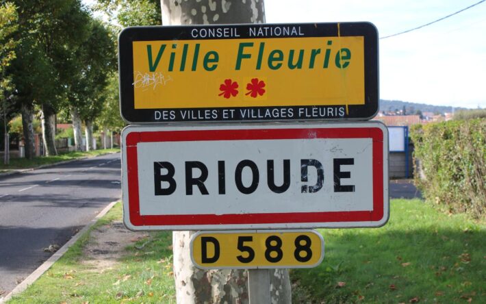 Panneau d’entrée de la ville de Brioude - Crédits photo : Banque des Territoires