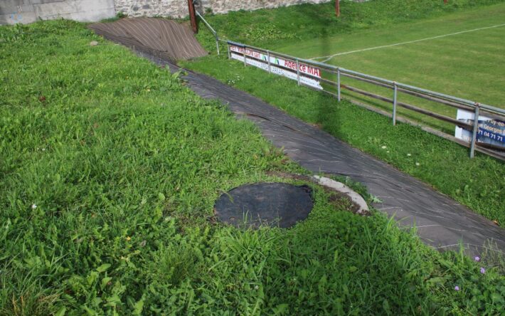 La cuve de 40 m3 enterrée entre l’écoulement des eaux de pluie et les deux terrains de foot – - Crédits photo : Banque des Territoires