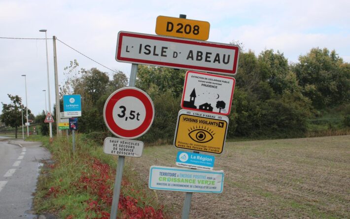 Panneau d’entrée de L’Isle d’Abeau, où se trouve le siège de la Communauté d’Agglomération Porte de l’Isère (CAPI) - Crédits photo : Banque des Territoires