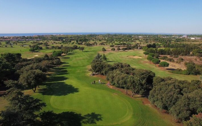 Vue aérienne du Golf. Les eaux usées traitées permettent d'irriguer les 115 hectares du Cap Agde - Crédits photo : CAHM