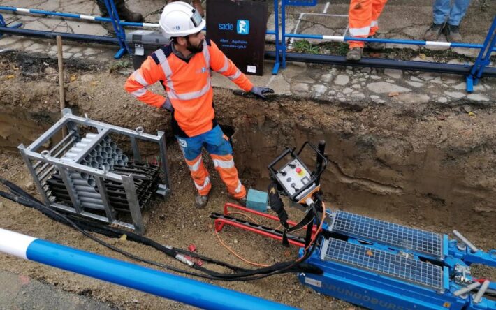 La réhabilitation par éclatement ou tubage permet de renouveler d’anciennes canalisations non visitables du DN 20 au DN 1200 mm, sur des sections de 10 à 150 m, en travaillant de regard à regard ou de fouille à fouille - Crédits photo - CACG