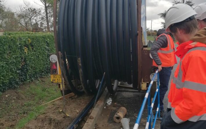 La réhabilitation par éclatement ou tubage permet de renouveler d’anciennes canalisations non visitables du DN 20 au DN 1200 mm, sur des sections de 10 à 150 m, en travaillant de regard à regard ou de fouille à fouille - Crédits photo - CACG