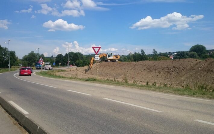 La digue en construction à Brunstatt-Didenheim – Crédits photo : Syndicat Rivières de Haute-Alsace