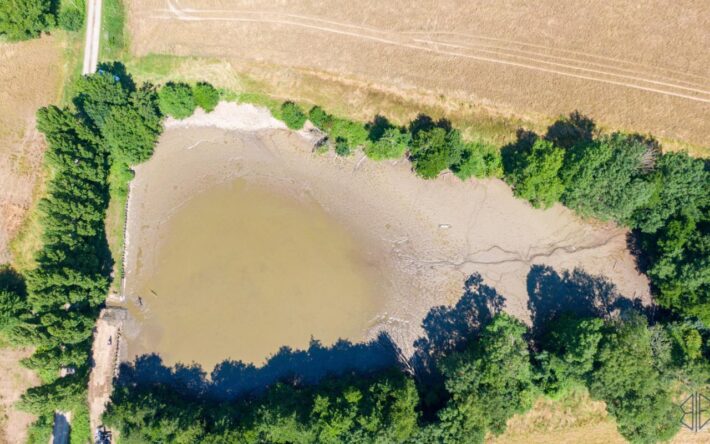 Le plan d’eau de Nucheze, à Champdeniers (Deux-Sèvres), a été vidangé pour permettre un assèchement des vases - Crédits photo : SMBVSN