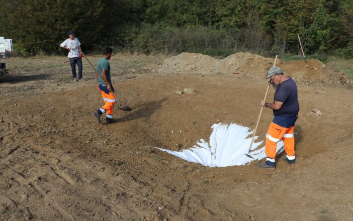 Création de la mare au parc de la Butte Chaumont par les agents des services techniques de la Ville et les salariés de la SNPN - Crédits photo : Mairie de Champlan