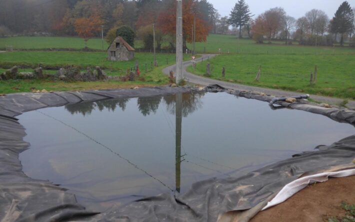 Une bâche en géotextile a dû être apposée au fonds de la mare pour correspondre aux exigences du Sdis en matière de sécurité incendie - Crédits photo : La Gerberie