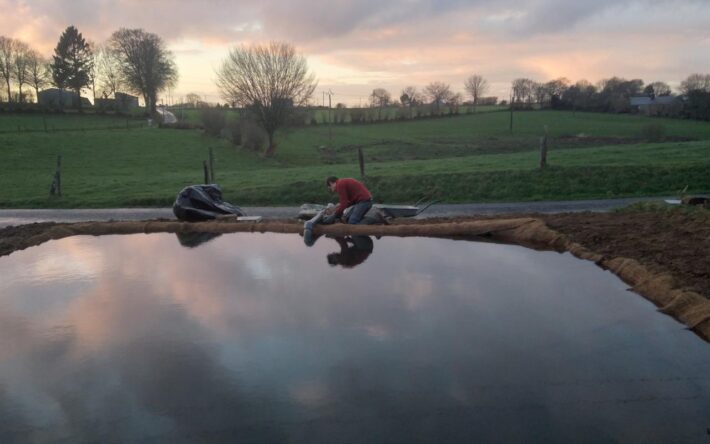 Une fois creusée et bâchée, la mare s’est remplie naturellement en quelques semaines grâce aux eaux de pluies - Crédits photo : La Gerberie