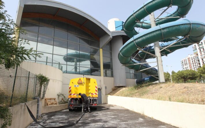 Les engins de nettoyage récupèrent les eaux de filtrage de la piscine municipale - Crédits photo : Mairie de Perpignan