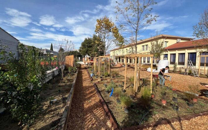 La cour de l'école Joliot-Curie après la rénovation - Crédits photo : Mairie de Piolenc