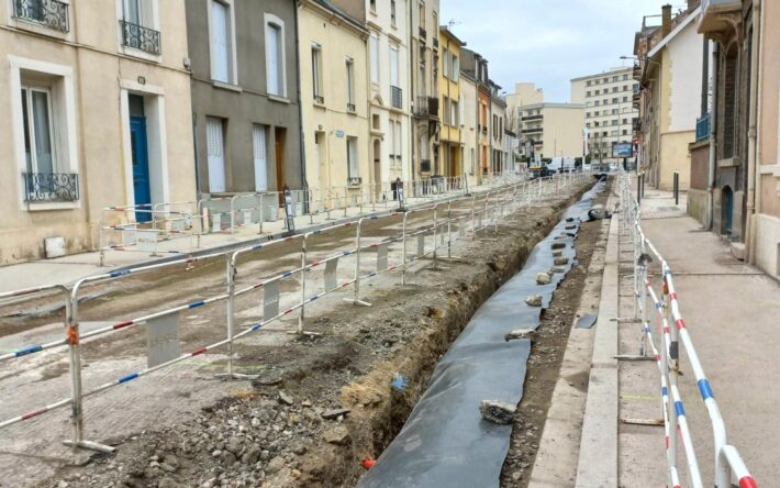 Installation d'une longrine (structure ayant la forme d'une poutre et orientée horizontalement, supportant des forces mécaniques importantes - Crédits photo : Grand Reims