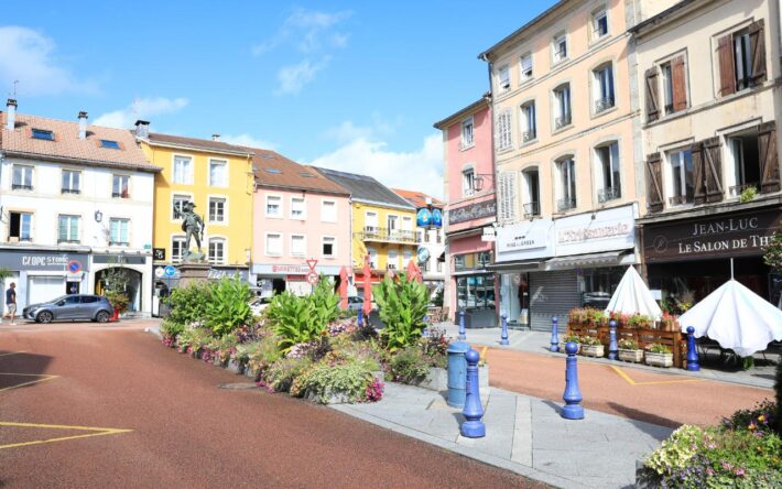 Légende : Le centre historique de la ville de Remiremont dans les Vosges - Crédits photo : Traveller70 / Shutterstock