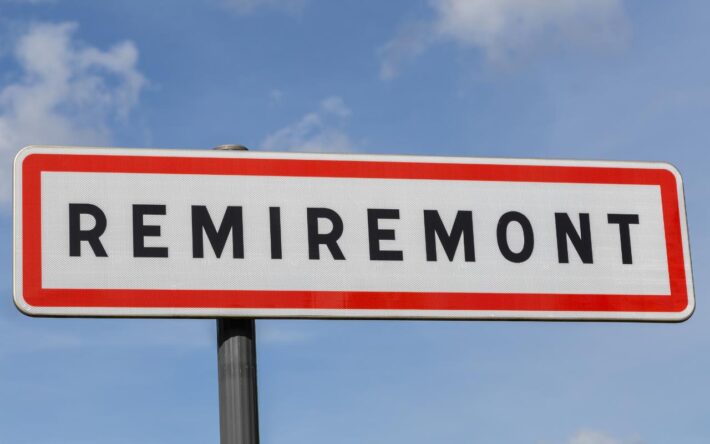 Le panneau d’entrée de la ville de Remiremont - Crédits photo : wsf-s / Shutterstock