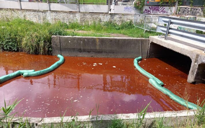 Pollution aux hydrocarbures sur le site des Cressonnières avant son réaménagement - Crédits photo : SIARE