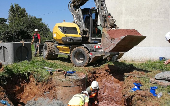 Un chantier de renouvellement au pied du château d’eau (commune de Tribehou) - Crédits photo : SDeau50