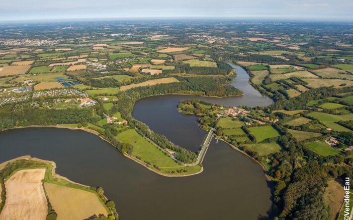 En 1978, le lac du Jaunay est aménagé au moyen d’un barrage de 200m sur la rivière éponyme. La réserve d’eau potable ainsi constituée alimente l’usine du Jaunay (commune de Landevieille) - Crédits photo : Vendée eau