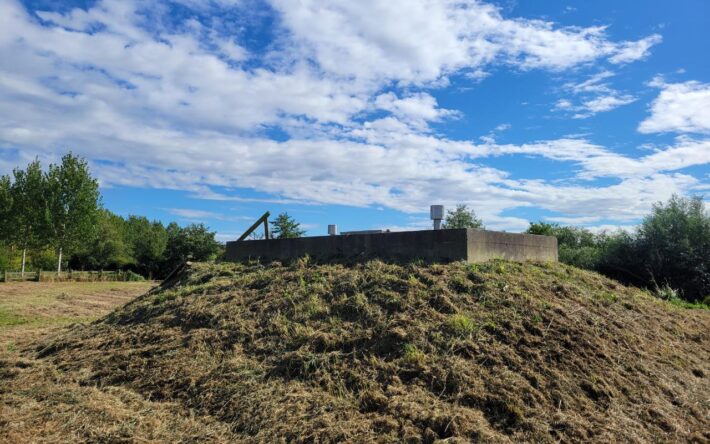 Étant situé à proximité de la Sarthe, le point de forage souterrain est surélevé pour éviter d’être inondé en cas de débordement de la rivière - Crédits photo : Banque des Territoires