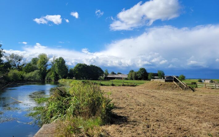 La Sarthe, à quelques mètres du point de forage, est prélevée dans d’autres tuyaux et acheminée également vers l’usine - Crédits photo : Banque des Territoires