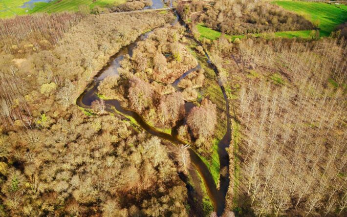 Selon les périodes, le nouveau tracé permet l'apparition d 'une zone naturelle de marais (au fond de l'image) - Crédits photo  : Axo Drone