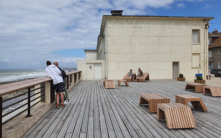 À Ault, le risque d’effondrement par bloc de falaise est pris en compte tant en termes de réfection des réseaux qu’en termes d’aménagement. Les flux de circulation et de stationnement ont été revus tout comme le mobilier urbain – Crédits photo : SMBS-GLP
