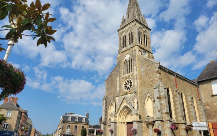 L'église de Briouze, dans le centre de la commune – Crédits photo : Banque des Territoires