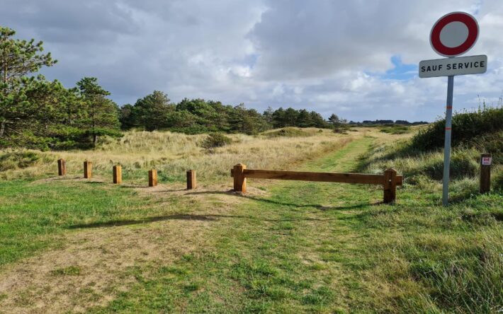 Pose de barrière et plots associé à de la signalétique pour maîtriser la fréquentation - Crédits photo : CC Côte Ouest Centre Manche