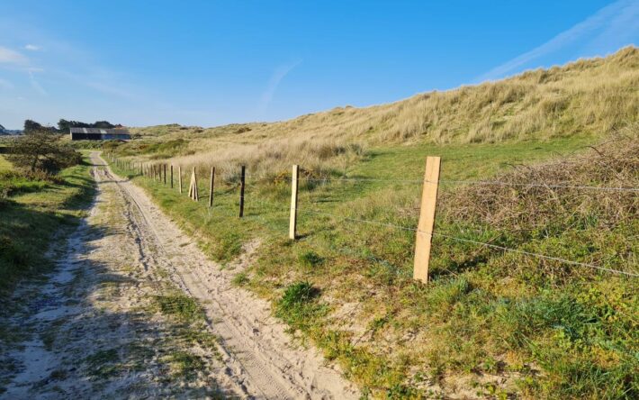 Une clôture venant d’être posée à Créances - Crédits photo : CC Côte Ouest Centre Manche