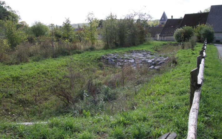 Le bassin tampon de 100 m3 régule le rejet des eaux pluviales dans l'assainissement collectif – Crédits photo : Banque des Territoires