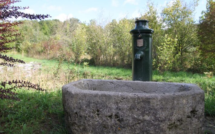 L’eau pluviale retenue dans le bassin peut-être pompée pour arrosage – Crédits photo : Banque des Territoires