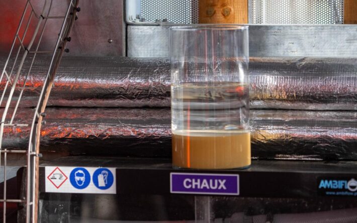 La décarbonatation de l’eau potable peut être obtenue avec de la chaux ou un mélange de chaux et de carbonate de sodium – Crédits photo : Syndicat de l’Eau du Dunkerquois