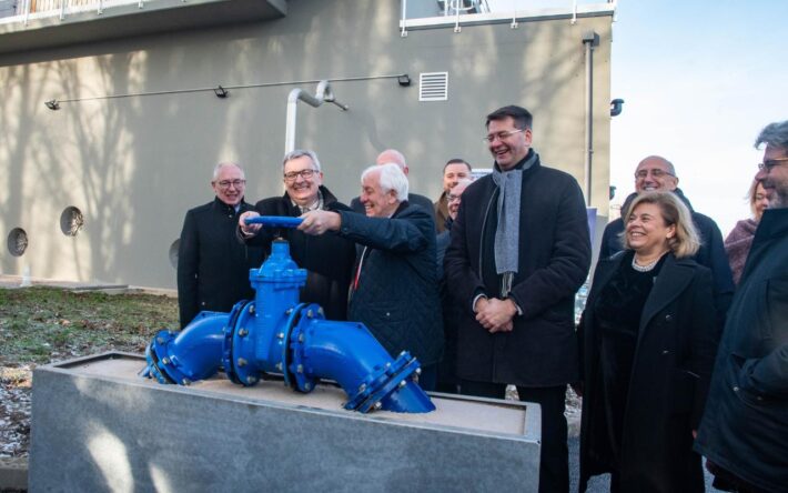 Ouverture de vanne pour raccorder le réseau d’eau potable à l’unité d’adoucissement collectif – Crédits photo : Syndicat de l’Eau du Dunkerquois