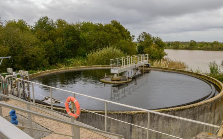 L’intelligence artificielle analyse, pilote et optimise en temps réel les ouvrages, comme cette station d’épuration à boues activées à Tonnay-Charente – Crédits photo : Banque des Territoires