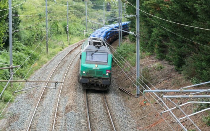 Transport en train des canalisations de l’aqueduc Vilaine-Atlantique – Crédits photo : SMG Eau 35