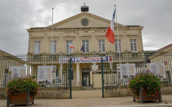 L’hôtel de ville de Tonnay-Charente, commune de 8 000 habitants – Crédits photo : Banque des Territoires