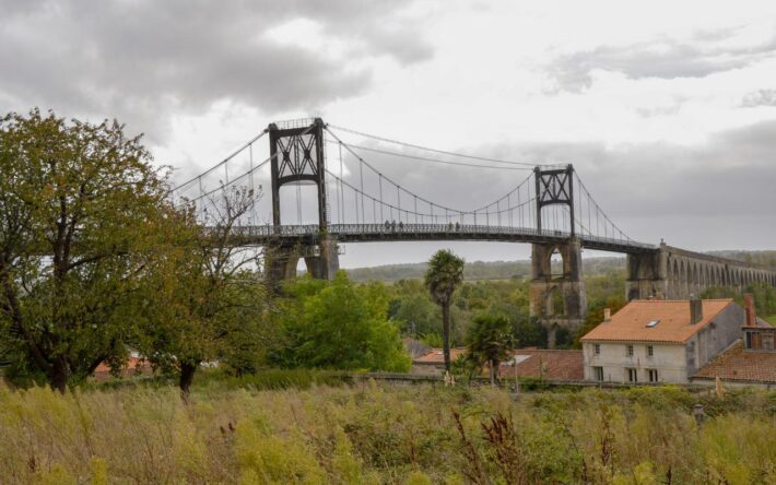 Vue sur la commune de Tonnay-Charente, dotée d’un pont suspendu – Crédits photo : Banque des Territoires