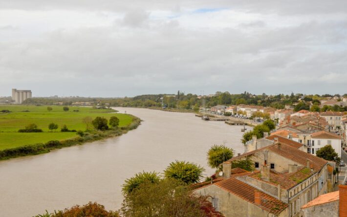 Vue sur la commune de Tonnay-Charente, dotée de quais historiques – Crédits photo : Banque des Territoires