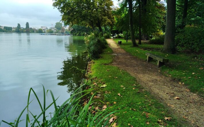 Vue sur des berges naturelles aménagées aux abords du lac d’Enghien-les-Bains - Crédits photo : SIARE