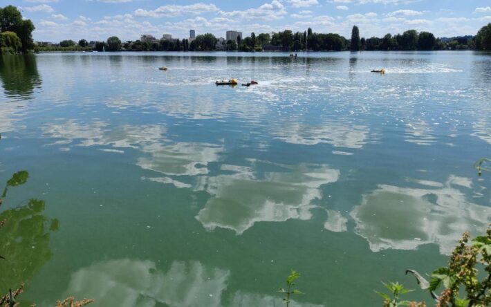 Vue sur les nappes de cyanobactéries à la surface du lac d’Enghien-les-Bains - Crédits photo : SIARE