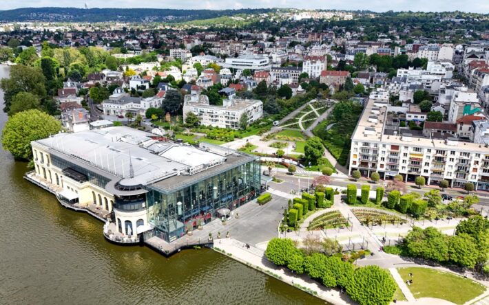 Vue aérienne du casino aux abords du lac d’Enghien-les-Bains - Crédits photo : Mairie d’Enghien-les-Bains - Agence RDVA