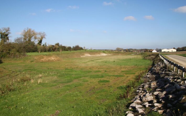 Ce bassin permet de retenir une partie des débits ruisselant lors d’épisodes pluvieux importants de manière à limiter le ruissellement sur la chaussée – Crédits photo : Banque des Territoires