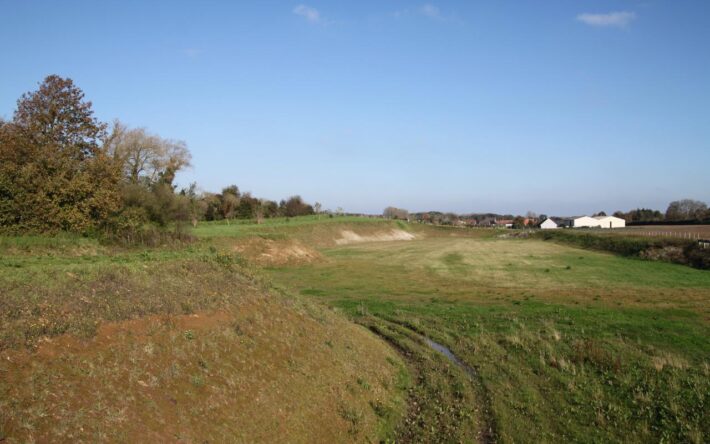 La retenue collinaire de Norrent Fontes a une capacité de stockage de 16 900 m 3 – Crédits photo : Banque des Territoires