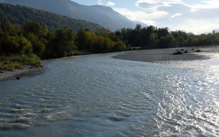 Avant les travaux, les bancs de galets se trouvaient enfouis sous 3 à 4 mètres de sédiments fins, recouverts de végétation, créant de véritables îlots qui entravaient le cours de la rivière - Crédits photo : Banque des Territoires