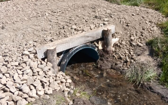Exemple d’aménagement d’un demi hydrotube sur un cours d’eau qui permet le franchissement tout en gardant le fond naturel du lit du cours d’eau - Crédits photo :  Flers Agglo