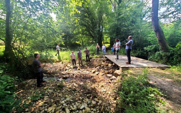 Des passerelles pour le passage du bétail évitent le piétinement et l’érosion des sols - Crédits photo : Commune de Jupilles