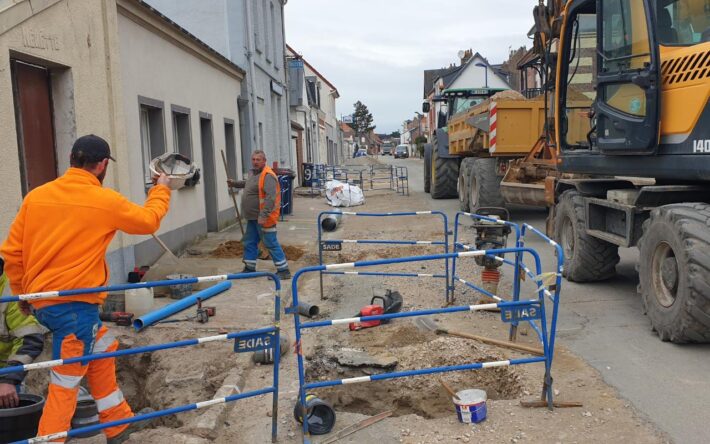 Chaque chantier disposait d'un référent identifiable à son chasuble jaune, à qui les riverains pouvaient s'adresser en cas de problème – Crédits photo : Mairie du Crotoy