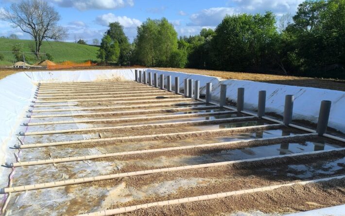 Les effluents sont conduits dans diiférents tuyaux avant de ruisseler à la surface du bassin -Crédits photo : Commune de Linay
