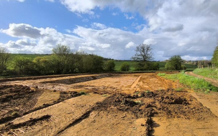 Après les travaux de canalisation, les premiers coup de pelles sont effectués pour réaliser la station d'épuration en avril 2024 - Crédits photo : Commune de Linay