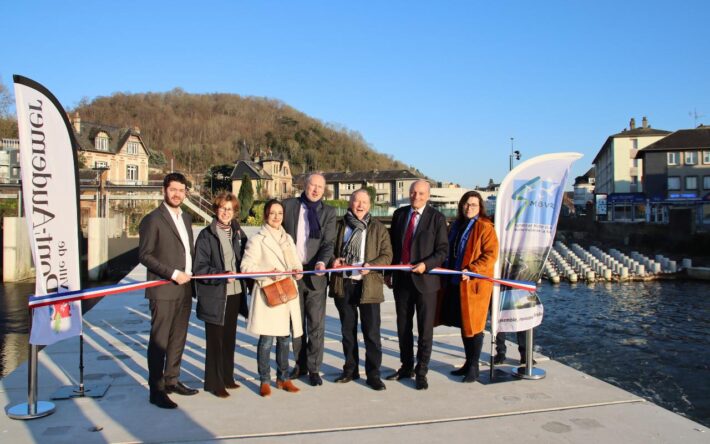 Inauguration du dispositif. De gauche à droite, M Alexis DARMOIS (maire de Pont-Audemer), Mme Pascale FAUCHER (Directrice territoriale et maritime AESN), Mme Myriam DUTEIL (Département de l'Eure), M Philippe FOURNIER-MONTGIEUX (sous-préfet de l'Eure), M COUREL Francis (Président du SMBVR et de la CCPAVR), M Hubert DEJEAN DE LA BATIE (Région Normandie), Mme Florence GAUTIER (vice-présidente en charge du tourisme à la CCPAVR, conseillère départementale) - Crédits photo : SMBVR