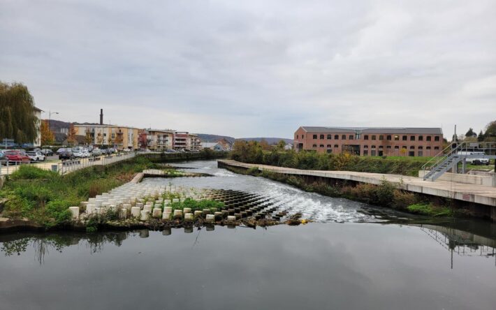 L’installation d’un dispositif d’enrochement a pour but de faciliter la circulation piscicole. L’espacement entre les pierres a notamment été dimensionné pour la trajectoire des anguilles - Crédits photo : Banque des Territoires