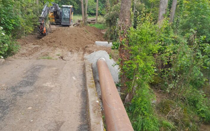 Passage en encorbellement de la conduite au niveau d'un pont - Crédits photo : SMDEA 09